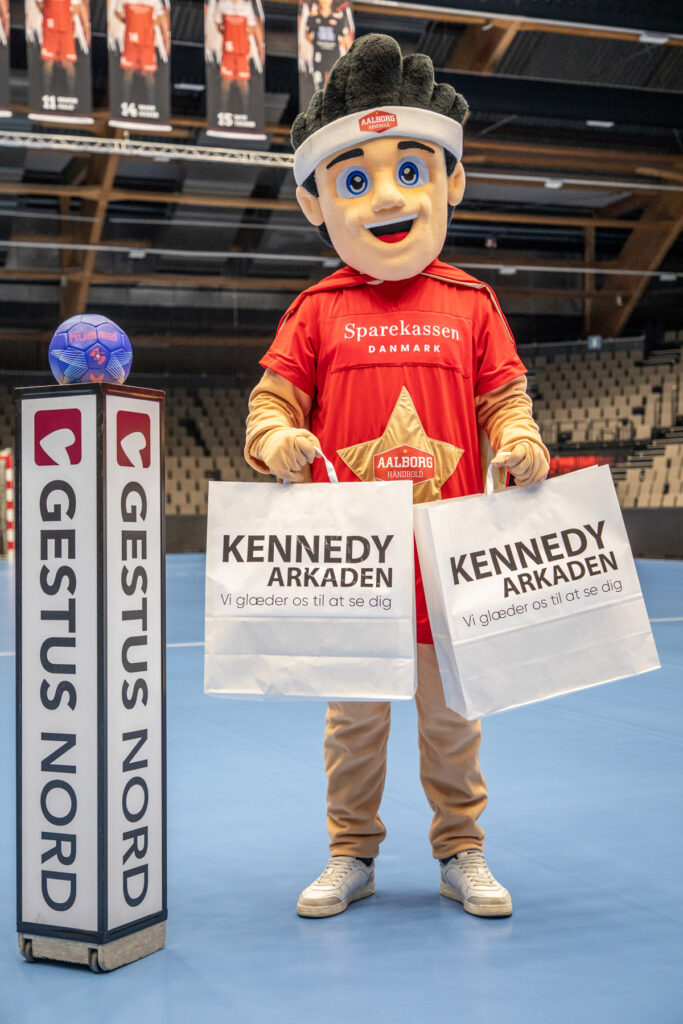 Kennedy Arkaden og aalborg Handbold maskot